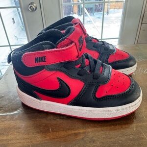 Nike Kids Court Borough Mid 2 "Bred" sneakers black & university red Toddler 7.5